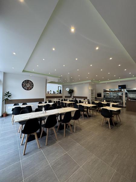 Salle lumineuse du restaurant Grillades du Chef