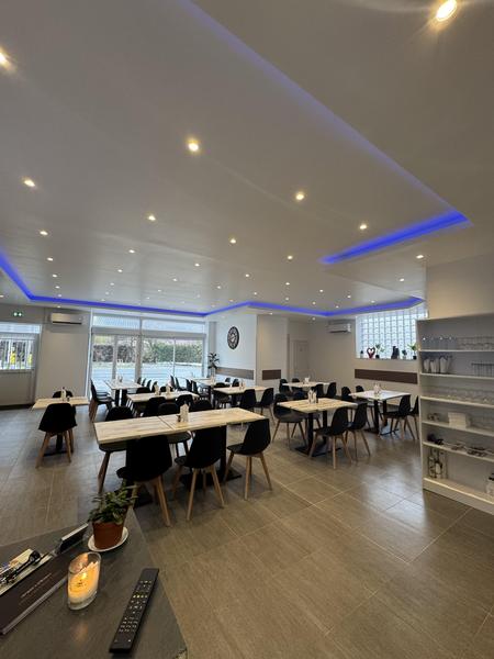 Grande salle climatisée de Grillades du Chef